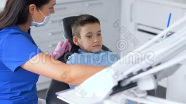 女牙医<strong>带</strong>着<strong>小孩</strong>在牙科诊所
