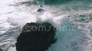 慢运动海浪冲击岩石