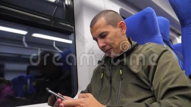 旅行者未知的中年男子智能手机在地铁上给社交媒体信使写短信。 火车上的男人