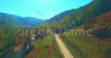 在阳光明媚的夏日早晨，中气飞越新鲜的山河和草地。 农村土路下面.. 奶牛和汽车。