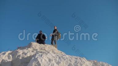 两名男子游客徒步探险登山者爬山。慢动作视频。徒步旅行者的生活方式继续