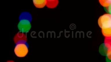 色彩斑斓的圣诞彩灯在黑色背景上闪闪发光