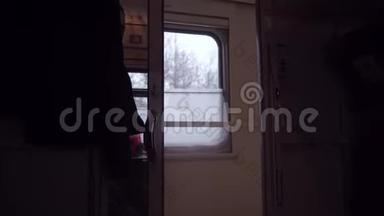 概念火车旅程<strong>旅行</strong>.. 从生活方式的窗口欣赏美丽的<strong>风景</strong>一列火车火车<strong>旅行</strong>俄罗斯冬季