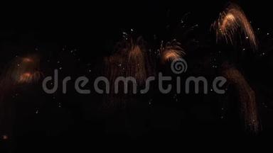 在黑色背景下举行的<strong>绚丽多彩</strong>的焰火庆祝活动，新年假期概念股视频