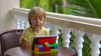 热带地区的男孩用平板电脑和无线耳机通过视频通话与朋友和家人交谈