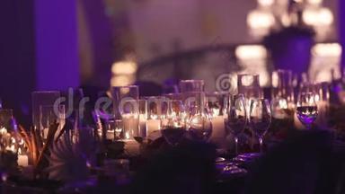 餐桌上的装饰<strong>蜡烛</strong>，桌子上的眼镜和圣诞<strong>蜡烛</strong>，带玻璃的白色<strong>蜡烛</strong>