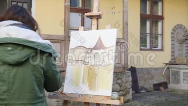 年轻的艺术家在城里<strong>画画</strong>。 艺术家们在街上<strong>画画</strong>。 学生画旧欧洲的建筑