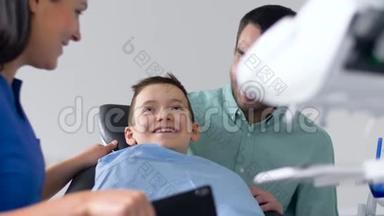 女牙医带着小孩在牙科诊所