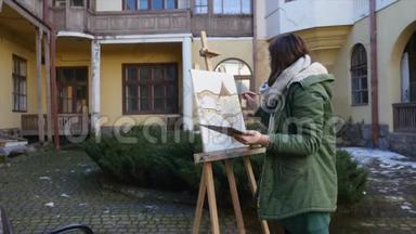 年轻的艺术家在城里画画。 艺术家们在街上画画。 学生画旧欧洲的建筑