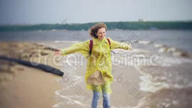 幸福的女人沿着海岸散步，在户外旅行生活方式冒险度假。 一个穿着时髦衣服的女孩