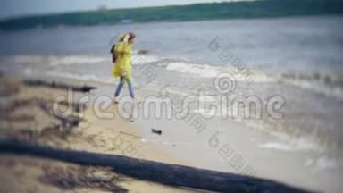 幸福的女人沿着海岸散步，在户外旅行生活方式冒险度假。 一个穿着时髦衣服的女孩
