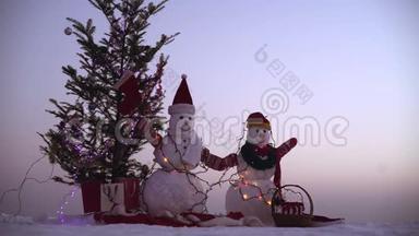圣诞快乐，新年快乐。 快乐的雪人站在冬天的圣诞<strong>风</strong>景。 白雪<strong>公主</strong>新年快乐