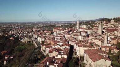 伯加莫老城的无人机鸟瞰图。 市中心及其历史建筑的景观