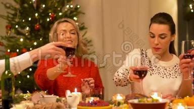 朋友在圣诞晚宴上喝酒