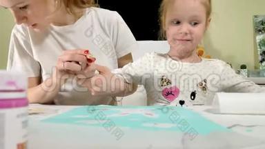 母婴用彩色手指作画.. 与幼儿一起游戏影响幼儿的发展..