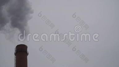 工业烟囱向天空排放有毒污染物，污染环境