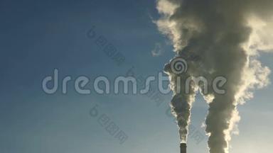 工业烟囱向天空排放有毒<strong>污染物</strong>，污染环境