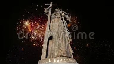 俄罗斯<strong>克里姆林</strong>宫附近莫斯科博罗维茨卡娅广场上的神圣弗拉基米尔王子纪念碑上的烟火。