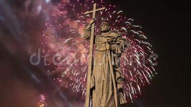俄罗斯<strong>克里姆林</strong>宫附近莫斯科博罗维茨卡娅广场上的神圣弗拉基米尔王子纪念碑上的烟火。