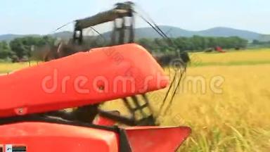 农民在田里用机器收割水稻