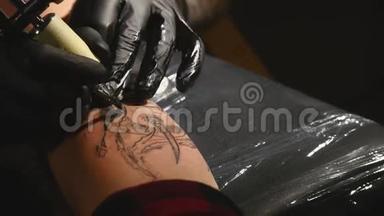 纹身师在工作室做纹身，纹身在身体上
