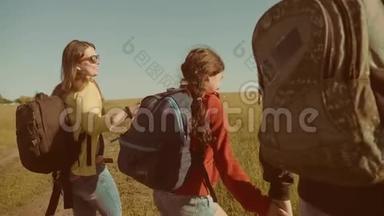 快乐家庭慢动作<strong>视频</strong>行走在大自然男孩女孩和妈妈在<strong>野外</strong>徒步旅行。 游客的生活方式