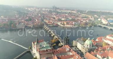 布拉格城堡上的全景，城市的空中，布拉格市景上的全景，飞行
