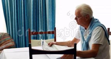 老人在卧室里看报纸