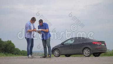 两个人达成协议。 男卖家司机做汽车汽车保险慢动作视频销售二手车。 购买租金