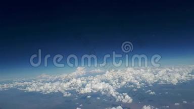 从飞机窗到蓝天<strong>白云</strong>的景色，从<strong>天空</strong>透过云层看到地球，一个