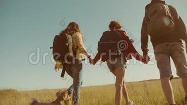 快乐家庭慢动作视频行走在大自然<strong>男孩女孩</strong>和妈妈在野外徒步旅行。 带<strong>背包</strong>的游客