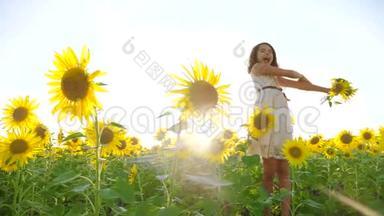 快乐的<strong>小生</strong>活方式女孩在夏天向日葵的阳光下。 美丽的日落小女孩向日葵