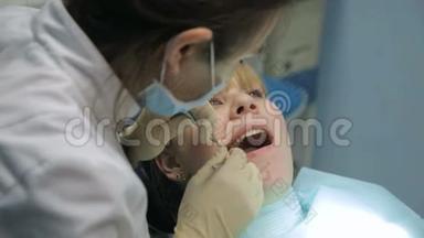 在牙医<strong>接待处</strong>的病人