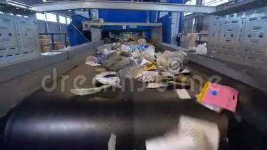 垃圾分类输送机上的废物回收厂。