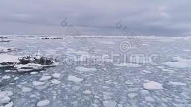 在冰冻的<strong>冰海</strong>上空飞行。 南极洲。