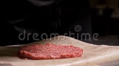厨师为汉堡做肉奖章。 厨师戴着黑色的食物手套做小<strong>切口</strong>。 在一个钢圈中将<strong>切口</strong>平整