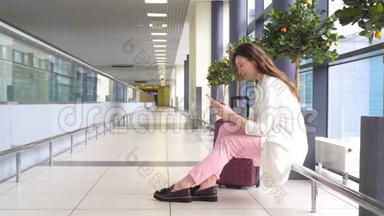 在国际机场等待航班的年轻女子