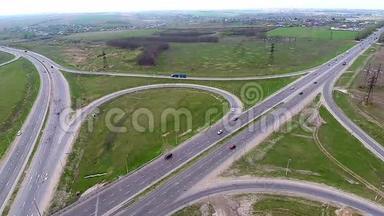 高速公路、高速公路、高速公路、城市交通交汇处的鸟瞰图。
