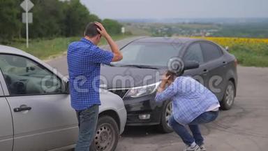 <strong>两个</strong>人在道路上的汽车保险事故后争吵。 慢动作视频。 <strong>两个</strong>司机的<strong>生</strong>活方式