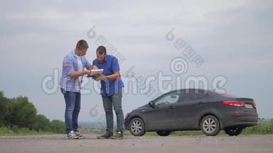 两个人达成协议。 男卖家司机做汽车汽车保险慢动作视频销售二手车。 购买租金