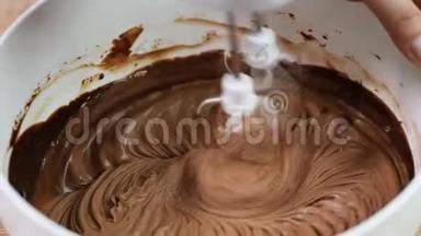 用搅拌机搅拌巧克力奶油。 烹饪混合和准备巧克力奶油。