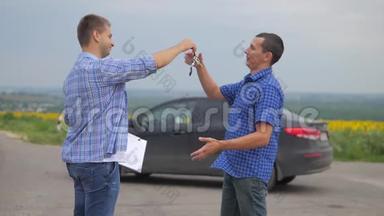 两个人达成协议。 男卖家司机制作汽车保险慢动作视频。 男售卖二手车。 汽车