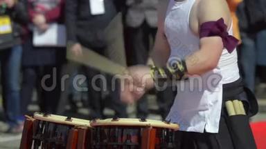 日本艺术家演奏传统的太子鼓