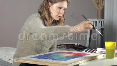 成年妇女在艺术学校用彩色水彩颜料作画