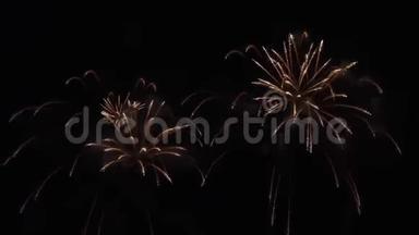 在黑色背景下举行的绚丽多彩的焰火庆祝活动，新年假期概念股视频