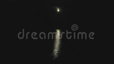 月亮在水上，月亮在水上，月亮在海上，月亮在夜空，夜空在一个水面上