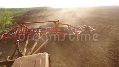 农民在拖拉机上稳步前进俄罗斯农业土壤以播种机为一部分整地