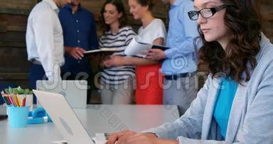 微笑的商务主管使用笔记本电脑