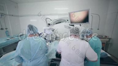 医疗团队在医院手术室执行手术。