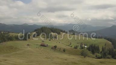 乌克兰Dzembronya村附近的夏季喀尔巴阡山脉的<strong>高空</strong>俯视图